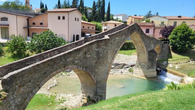 wir erreichen den Ponte della Signora 16. Jhr. Die Brücke überspannt den Wildbach Marzeno