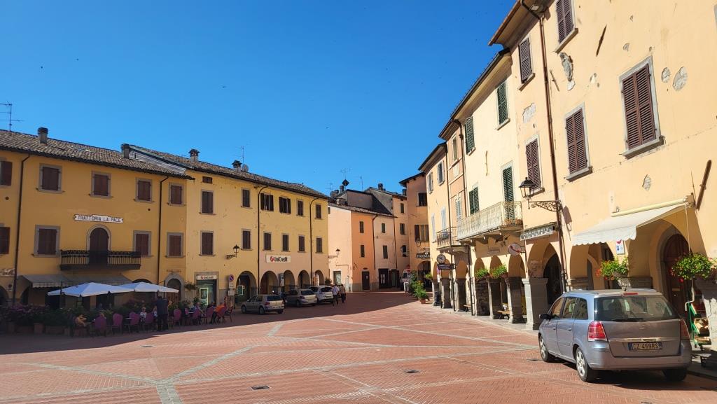 der schöne Dorfplatz Piazza Garibaldi in Rocca San Casciano