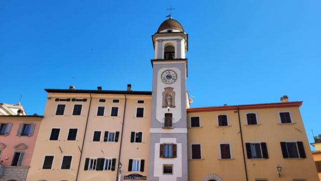 ...mit schönster Aussicht auf den Torre dell'Orologio