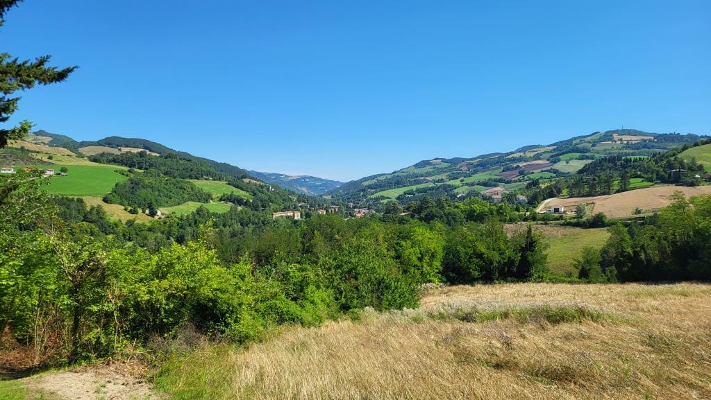 wir blicken in das Tal des Montone Flusses und nach Rocca San Casciano