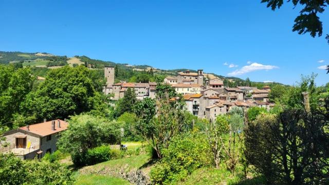 der Cammino di Sant' Antonio verlässt den Wald, und vor uns taucht Portico di Romagna auf