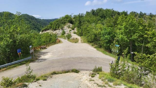 wir erreichen die Passstrasse auf dem Manzo Pass