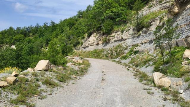 auf einer ehemaligen Passstrasse das nicht mehr in Betrieb ist,...