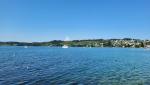 der Wanderweg führt danach , dem Verkehr ausweichend, direkt hinunter zum Zürichsee