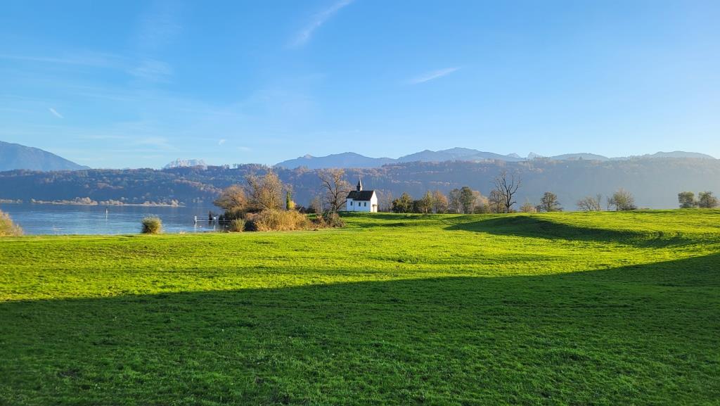 direkt neben der Wirtschaft zum Hof liegt auf einer Landzunge, die frühgotische Kapelle St. Meinrad