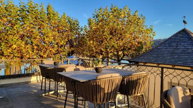 ...befindet sich das Restaurant Bad am See. Auf der schönen Terrasse geniessen wir ein Glas Wein...