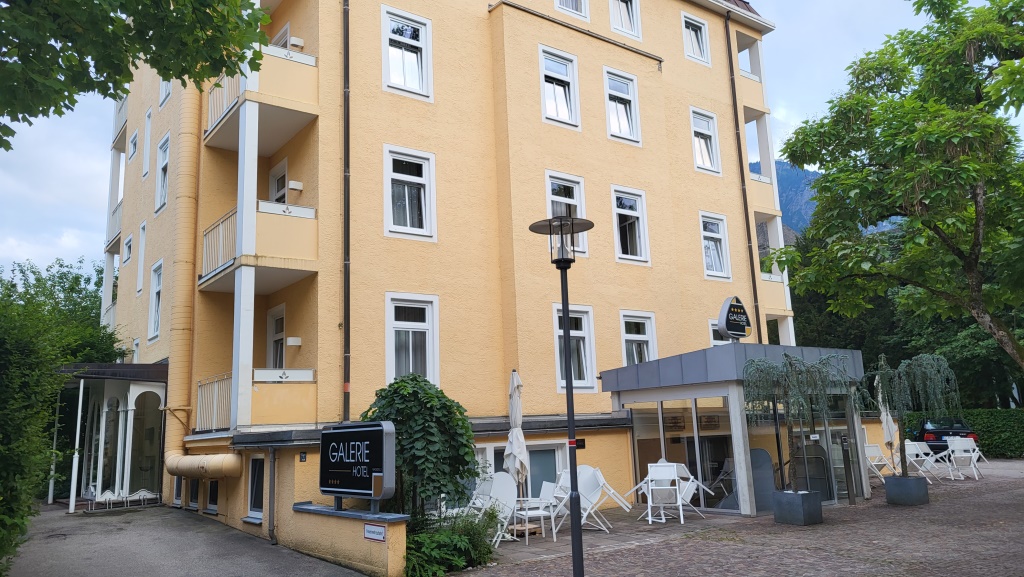 direkt neben dem Königlichen Kurgarten, liegt das Hotel "Galerie". Hier werden wir einige male übernachten