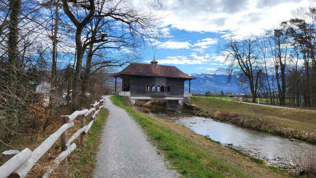wir folgen ihn flussauwärts bis zur bedeckten Aabachbrücke aus dem Jahr 1917