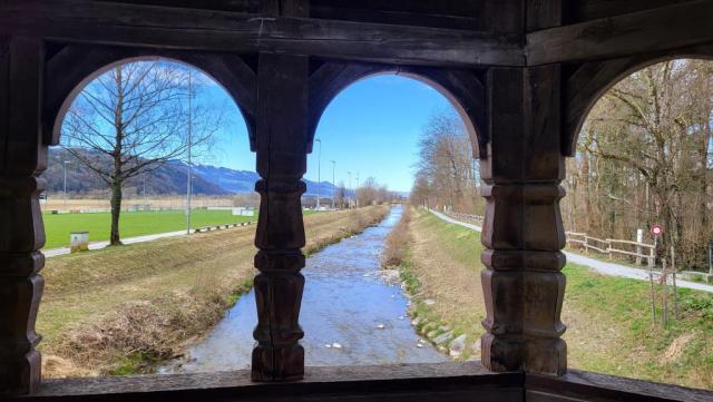 über diese Holzbrücke überqueren wir den Aabach