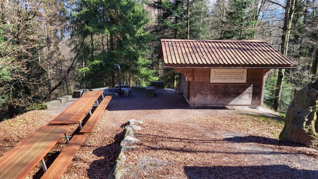 ein Grillplatz und eine Waldhütte stehen für eine Pause zur Verfügung
