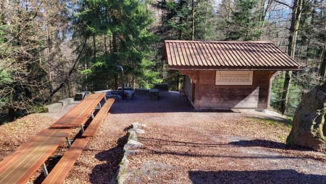 ein Grillplatz und eine Waldhütte stehen für eine Pause zur Verfügung