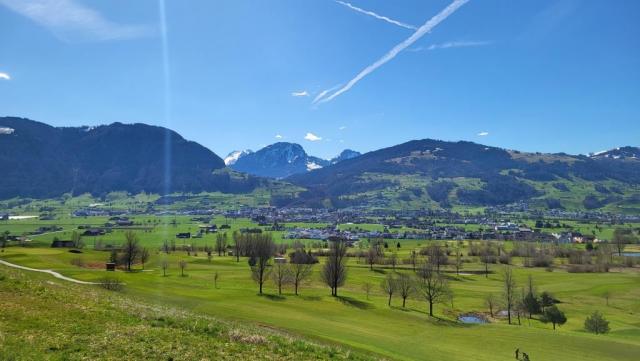 wir blicken über die Linthebene und zum Gross Aubrig. Dort oben sind wir auch schon gestanden