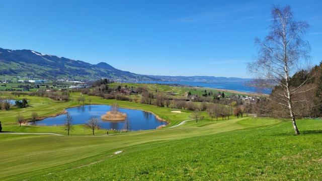 beim prächtigen Golfpark Zürichsee in Nuolen, legen wir die Mittagspause ein