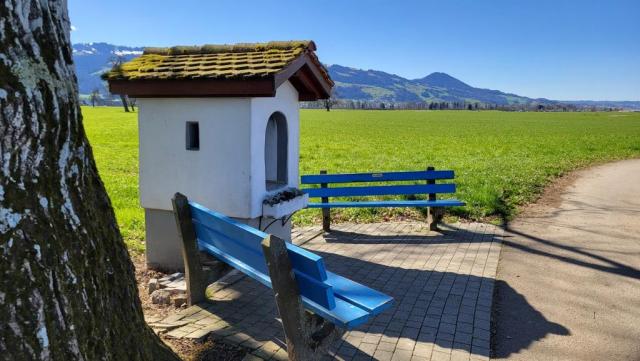 ...empfängt einen ein kleines Steinhäuschen mit einem Heiligenbild. Hier legen wir eine kurze Pause ein