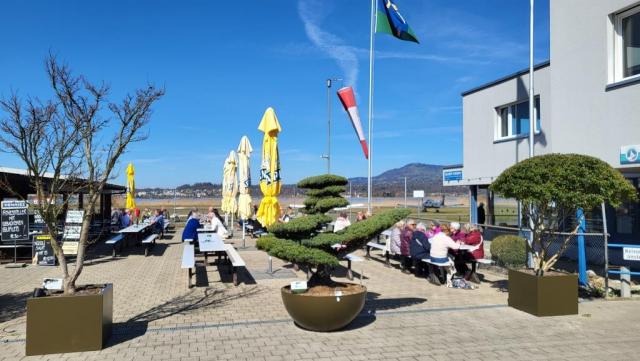 der Flugplatz Wangen-Lachen liegt auf einer weiten Allmend