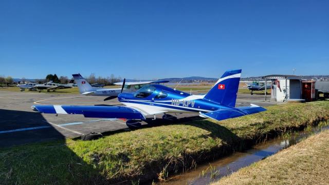 hier starten kleine Sportflugzeuge, die oft die Glarner Alpen oder das Engadin ansteuern