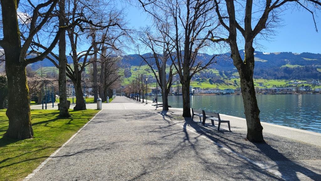über eine schöne Promenade wandern wir Richtung Lachen