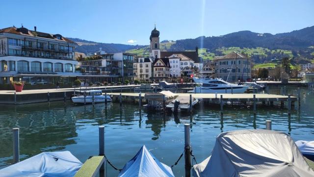 die Hafenanlage von Lachen. In einem der vielen Restaurants legen wir eine Pause ein