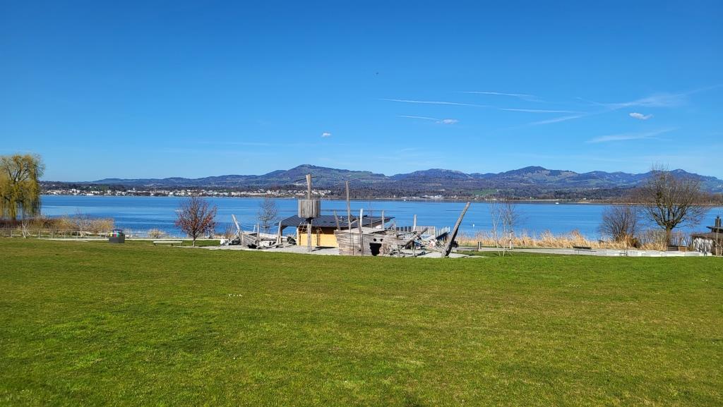 beim schönen Park am See mit Kinderspielplatz