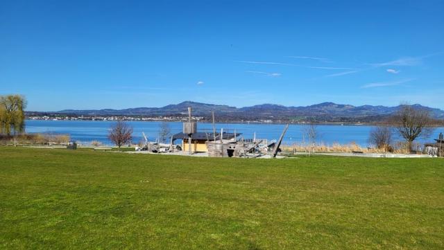 beim schönen Park am See mit Kinderspielplatz