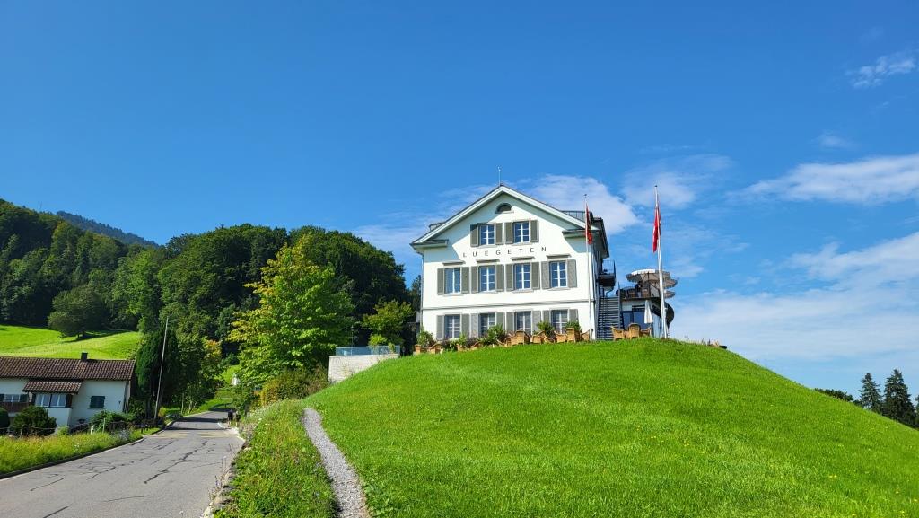 ...hinauf zum Aussichtsrestaurant "Luegeten"