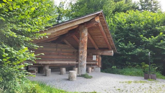 die schöne Waldhütte beim Schnäggenburgwald
