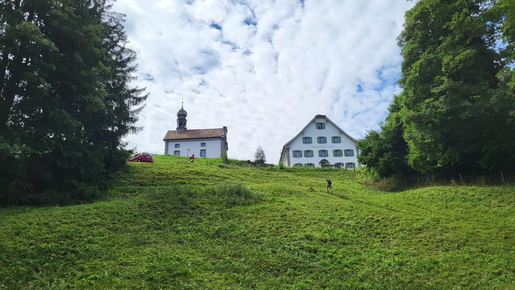 wir blicken hinauf zum Etzelpass mit der Kirche St.Meinrad und gleichnamigen Gasthaus