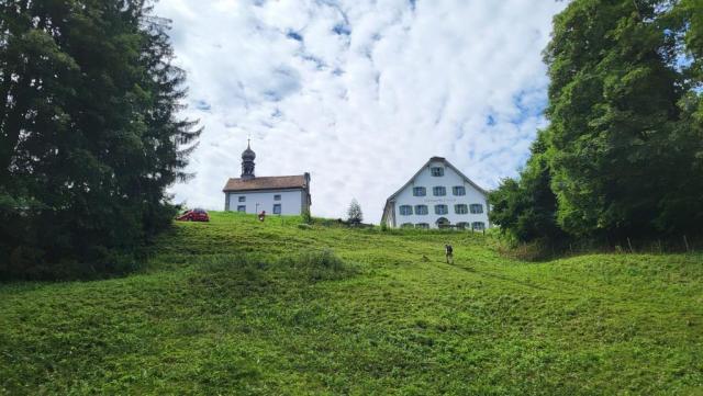 wir blicken hinauf zum Etzelpass mit der Kirche St.Meinrad und gleichnamigen Gasthaus