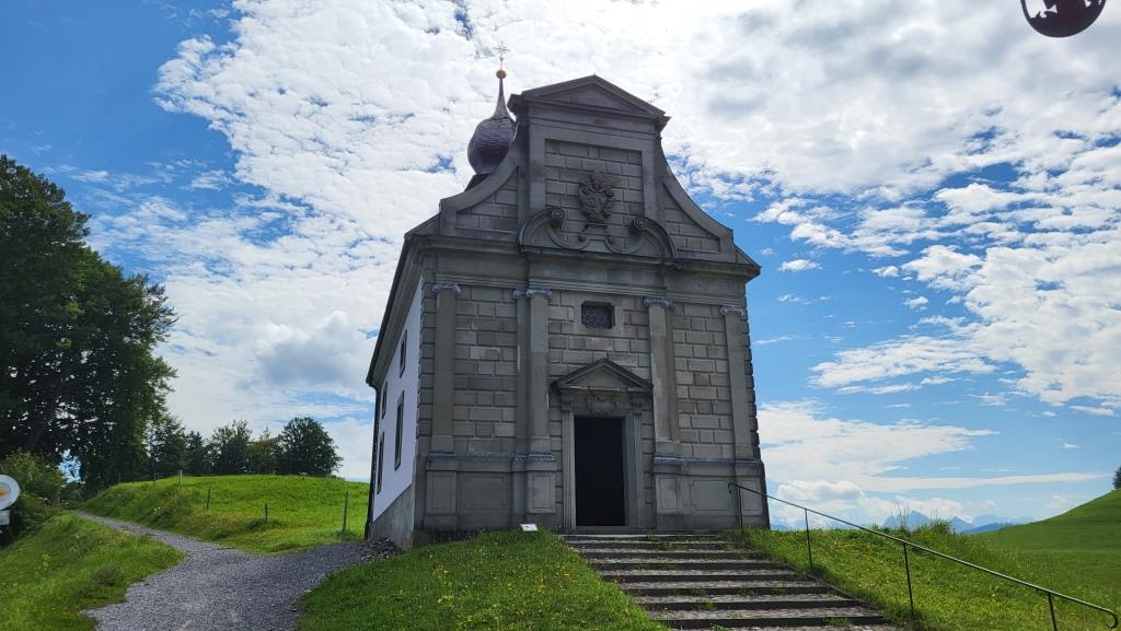 wir besuchen die Kirche St.Meinrad. Hier standen wir schon als wir auf dem Jakobsweg waren