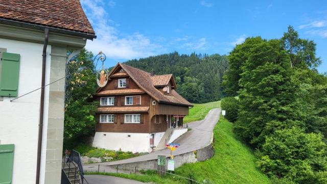 nach dem Besuch der Kirche, nehmen wir den Aufstieg zum Etzel unter die Füsse