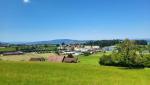 vor uns taucht Wollerau mit dem Sportplatz Erlen auf