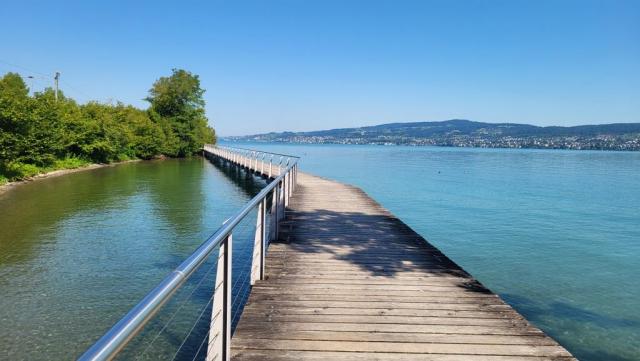 bald schwenken wir auf ein spektakuläres Wegstück ein: Es führt auf zwei Stegen...