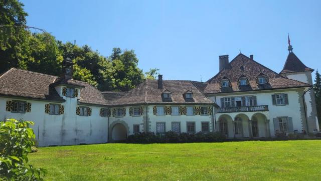 der Wanderweg führt uns zum Schloss Au. 1651 stand hier das erste Schloss im venezianischem Stil