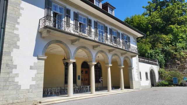 1928 wurde die alte Villa abgebrochen. An seiner Stelle wurde das heutige Schloss im neu­barocken Stil erbaut