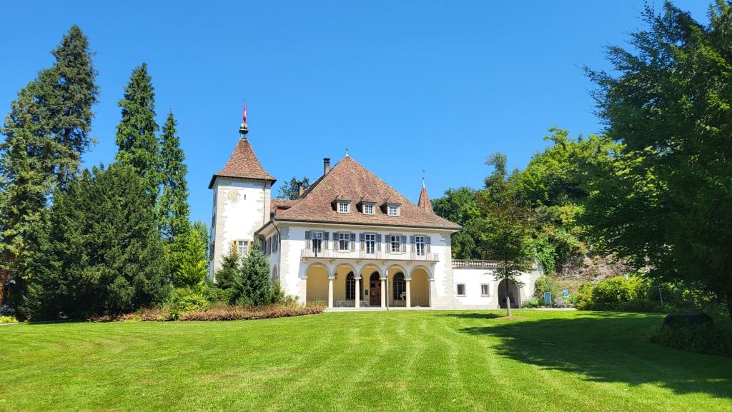 stolz thront es inmitten einer wunderbaren Parklandschaft umgeben vom herrlichen Zürichsee