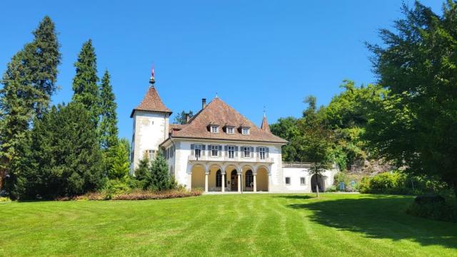 stolz thront es inmitten einer wunderbaren Parklandschaft umgeben vom herrlichen Zürichsee