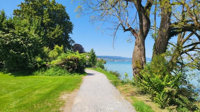 über einen schönen Seeuferweg, verlassen wir die Halbinsel Au