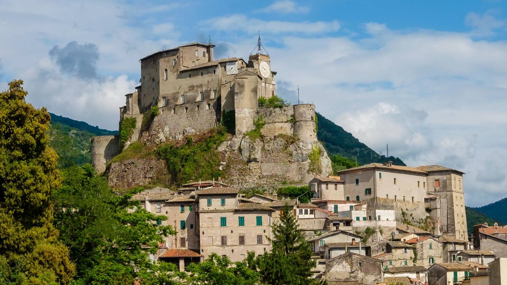 ...geht es zur Rocca dei Borgia 15 Jhr. (Zwingburg der Äbte) hinauf