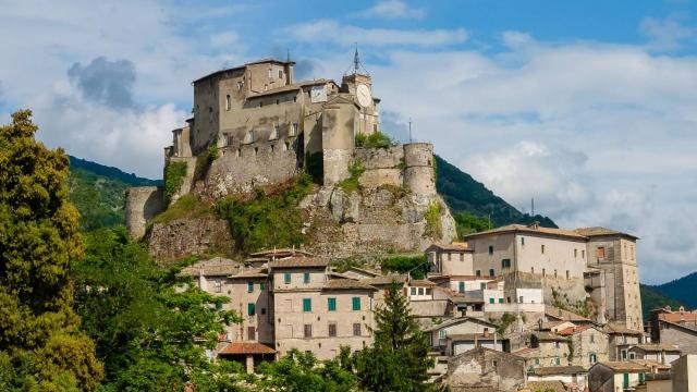 ...geht es zur Rocca dei Borgia 15 Jhr. (Zwingburg der Äbte) hinauf