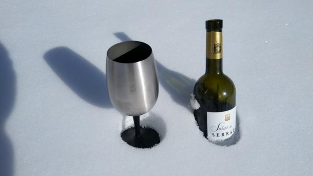 der Weisswein wird oh wie praktisch, im Schnee kühl gehalten