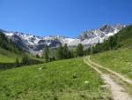 unser Blick richtet sich ins Talende des Val Tavrü, mit Piz Tavrü, die Fuorcla Val Nüglia und der Piz d’Astras