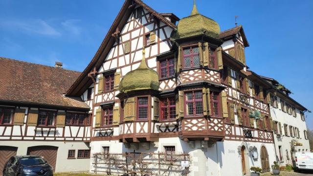 als wir Gottlieben erreichen, fällt unser Blick sofort auf die Drachenburg, ein Haus von besonderem Reiz