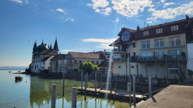 ...dessen schöne Häuser sich im Wasser spiegeln,...