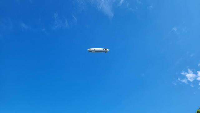 über unsere Köpfe schwebt ein Zeppelin vorbei