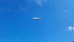 über unsere Köpfe schwebt ein Zeppelin vorbei