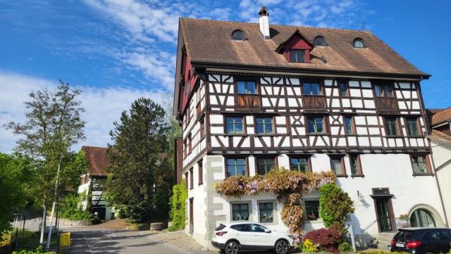 wir lassen Steckborn hinter uns und passieren ein prächtiges Riegelhaus aus dem Jahr 1459