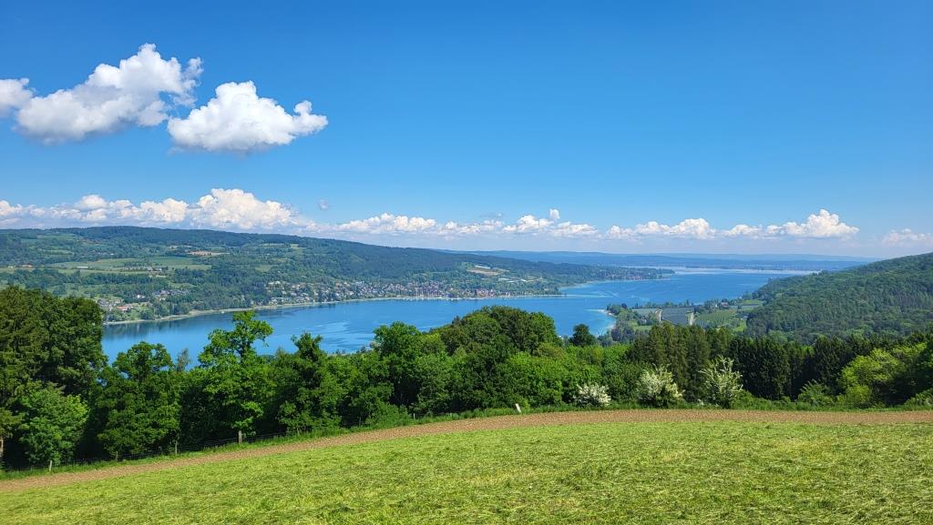 der Bunker ist ausser Betrieb. Die Aussicht bleibt grandios. Bänke und eine Feuerstelle laden zum Verweilen ein