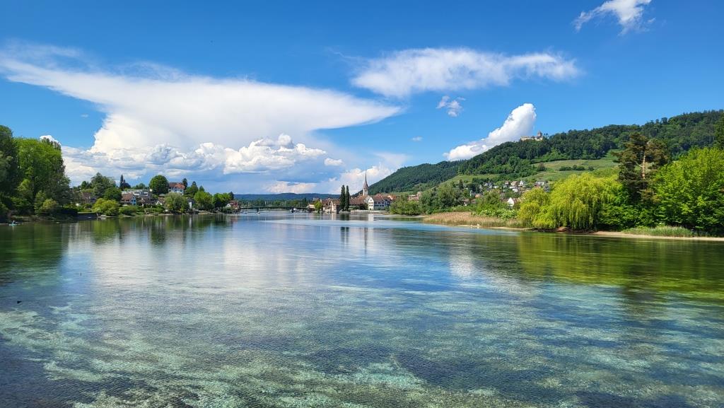 beim Gehen über die Holzbrücke öffnet sich ein grossartiger Anblick auf Stein am Rhein