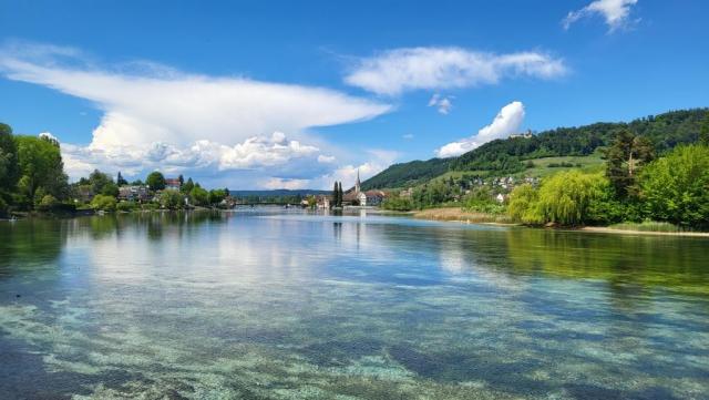 beim Gehen über die Holzbrücke öffnet sich ein grossartiger Anblick auf Stein am Rhein