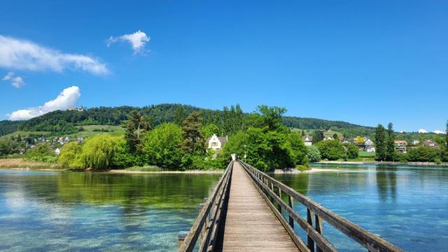 die Insel Werd ist ausschliesslich über eine schmale Holzbrücke zugänglich